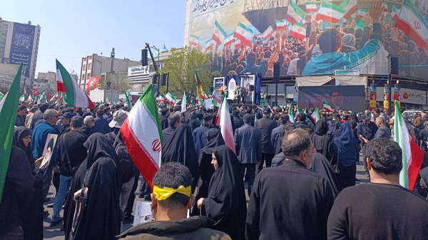 حضور گسترده مردم در میدان انقلاب، قبل از آغاز مراسم تشییع پیکر شهدا حضور گسترده مردم در میدان انقلاب، قبل از آغاز مراسم تشییع پیکر شهدا