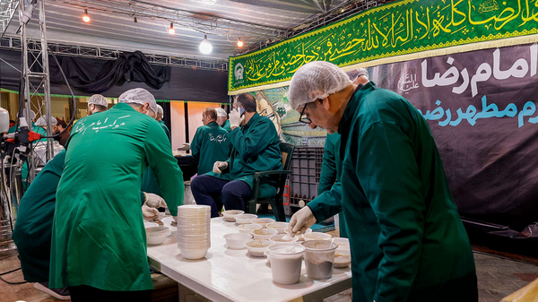 خدمترسانی خادمان به زائران پیاده امام رضا(ع) خدمترسانی خادمان به زائران پیاده امام رضا(ع)