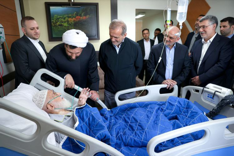 رئیسجمهور از آیتالله نوری همدانی عیادت کرد رئیسجمهور از آیتالله نوری همدانی عیادت کرد