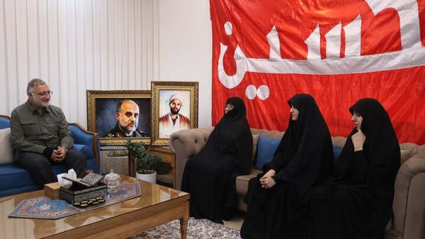 دیدار شهردار تهران با خانواده سرداران شهید «رشید» و «ربانی» دیدار شهردار تهران با خانواده سرداران شهید «رشید» و «ربانی»