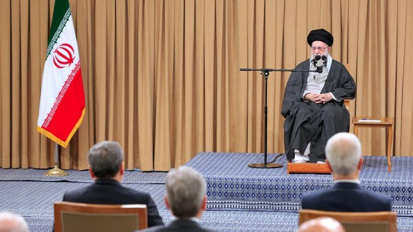 رهبر انقلاب در دیدار هیئت دولت: معیشت مردم مهمترین مسئله است رهبر انقلاب در دیدار هیئت دولت: معیشت مردم مهمترین مسئله است