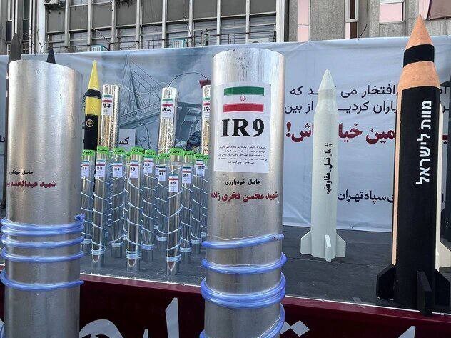 نمایش موشک و سانتریفیوژهای ایرانی در راهپیمایی ۱۳ آبان نمایش موشک و سانتریفیوژهای ایرانی در راهپیمایی ۱۳ آبان