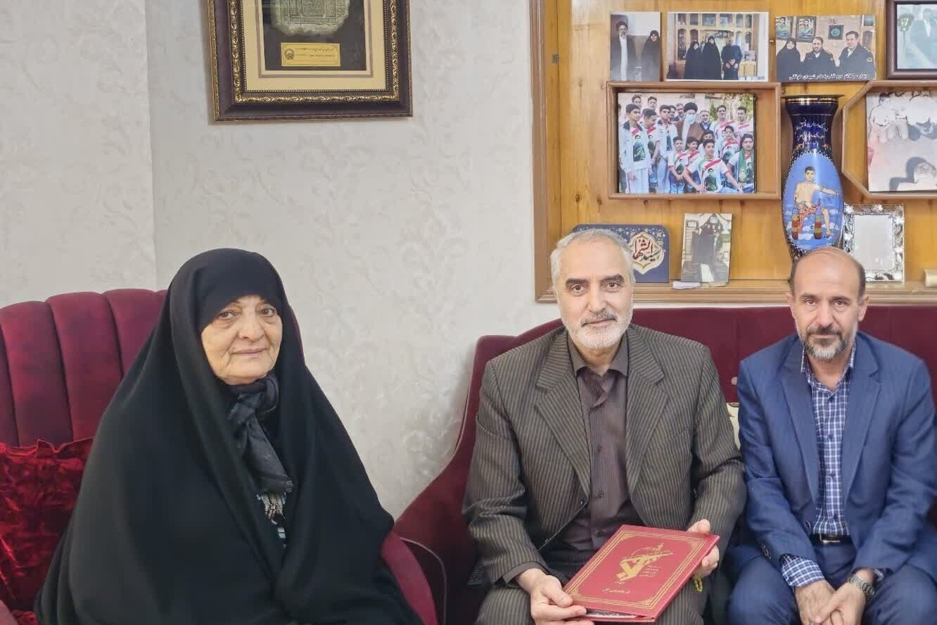 دیدار معاون هماهنگ کننده سپاه با مادر شهیدان طوقانی
