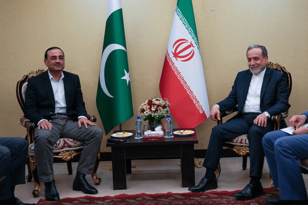 دیدار فرمانده ارتش پاکستان با عراقچی در تهران