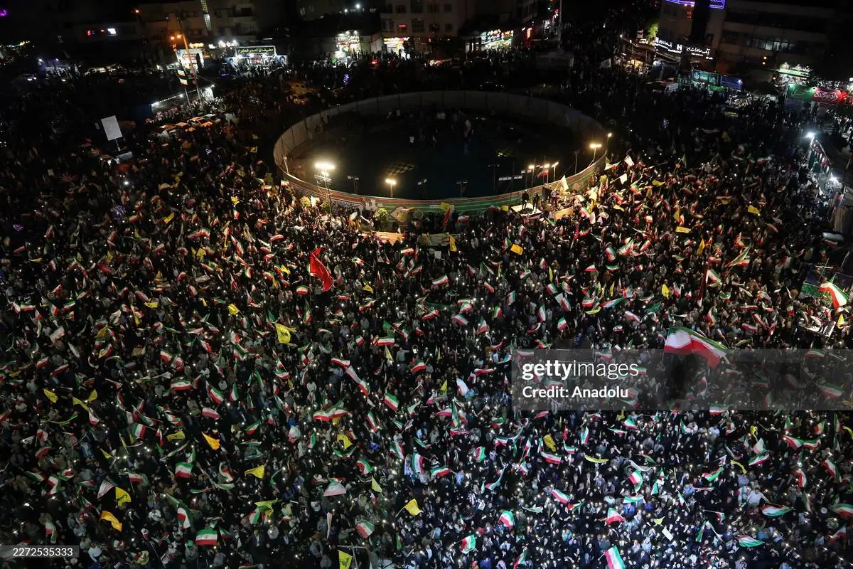 کدام اقلیت کف خیابان؟ تروریستها یا مردم انقلابی کدام اقلیت کف خیابان؟ تروریستها یا مردم انقلابی