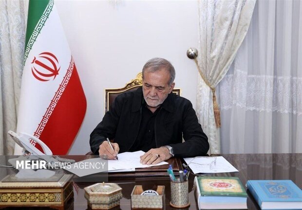پزشکیان: نمایشگاه کتاب نشانه زنده بودن اندیشه و پویایی فرهنگ است