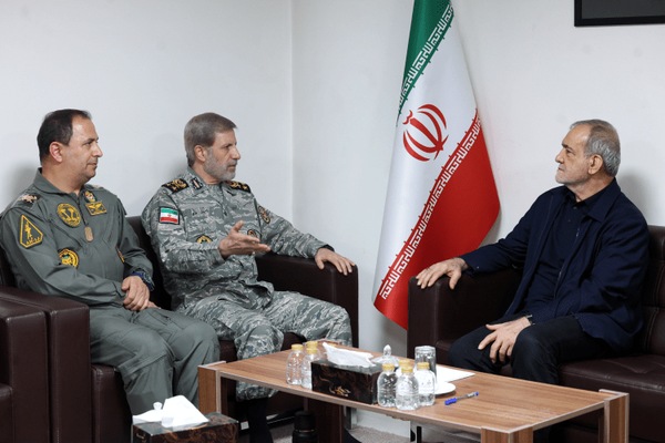 پزشکیان در دیدار با فرمانده کل ارتش:
ارتش با آمادگی عملیاتی بالا اقتدار دفاعی کشور را به نمایش گذاشت