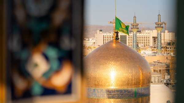 تعویض پرچم گنبد منور رضوی در صبح ولادت امام مهربانی‌ها+ فیلم