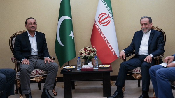 دیدار و گفت‌وگوی عاصم منیر با عراقچی
