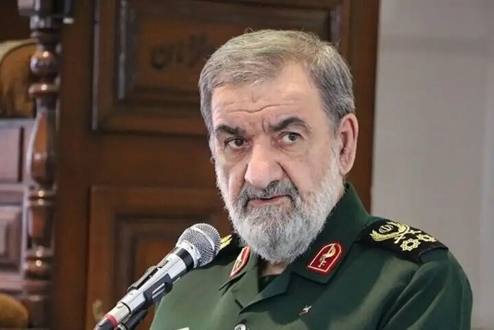 سرلشکر رضایی: بدرقه باشکوه رهبر شهید ناامیدی را به آمریکا تحمیل می‌کند