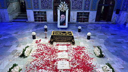 مزار مطهر رهبر شهید انقلاب اسلامی در رواق دارالذکر حرم امام رضا(ع)