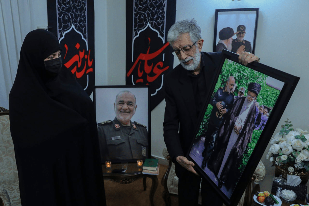 دیدار اعضای دفتر حفظ و نشر آثار رهبر شهید با خانوادۀ شهید سلامی دیدار اعضای دفتر حفظ و نشر آثار رهبر شهید با خانوادۀ شهید سلامی