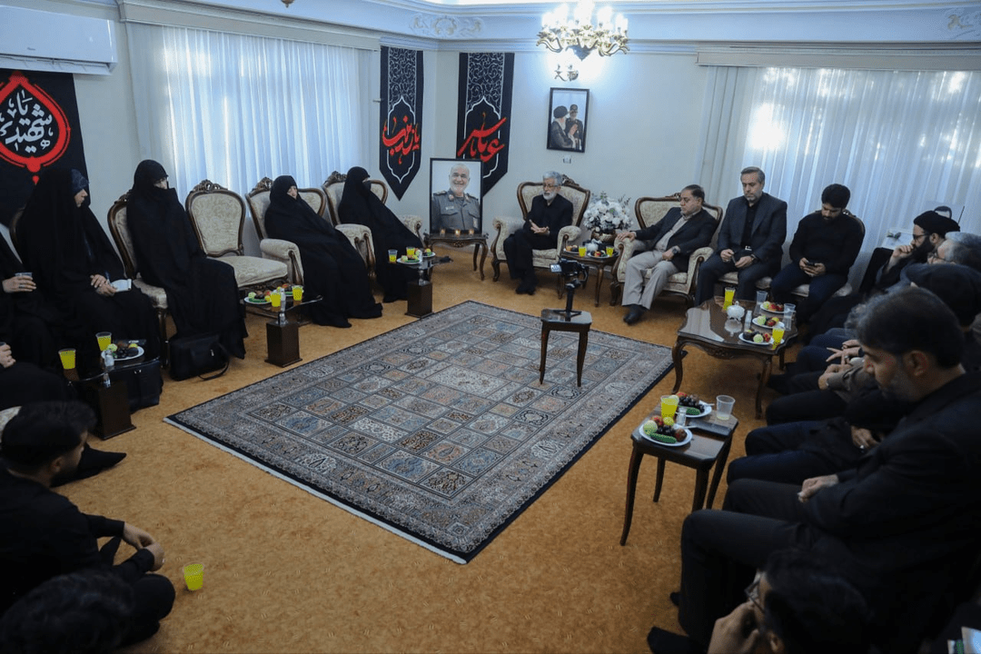 دیدار اعضای دفتر حفظ و نشر آثار رهبر شهید با خانوادۀ شهید سلامی دیدار اعضای دفتر حفظ و نشر آثار رهبر شهید با خانوادۀ شهید سلامی