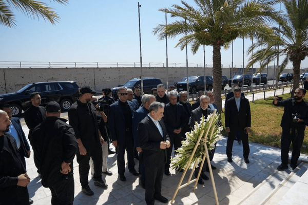 حضور عراقچی در محل شهادت شهید سلیمانی و المهندس در بغداد حضور عراقچی در محل شهادت شهید سلیمانی و المهندس در بغداد