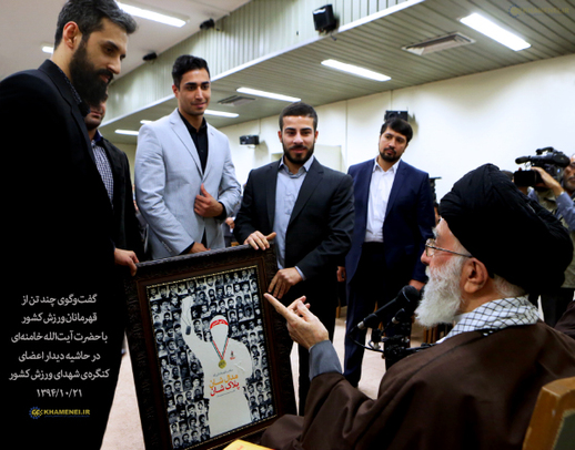 در این تصویر آقایان کیانوش رستمی (قهرمان وزنه‌برداری جهان)، سجاد مردانی (نایب قهرمان تکواندوی جهان) و سعید معروف (کاپیتان تیم ملی والیبال جمهوری اسلامی ایران) دیده می‌شوند.