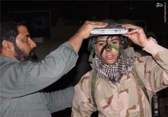 نیروهای حشد الشعبی برای حضور در عملیات از بعد از دعا و توسل از زیر قرآن عبور می کنند