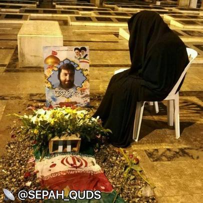 تصویر غم‌انگیز همسر شهید مدافع حرم مهدی موحدنیا که از لحظه دفن تا واپسین دقایق شب بر مزار شهید حضور داشتند.