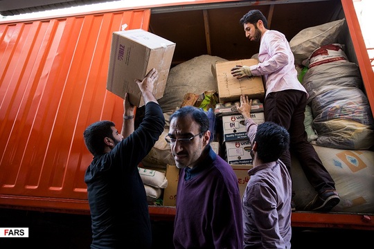  بارگیری هدایای جبهه جهادی منتظران خورشید به مناطق زلزله زده کرمانشاه
جبهه جهادی منتظران خورشید در راستای اقدامات 16ساله محرومیت زدایی در مناطق کم برخوردار و روستاهای صعب العبور؛ اینک با توجه به زلزله اخیر در کرمانشاه و بازدید میدانی از مناطق زلزله زده؛ دومین محموله ی اهدایی خود را حاوی 5 تریلر کمکهای مردمی از جمله 12 دستگاه کانکس به مناطق زلزله زده ارسال نمود.

