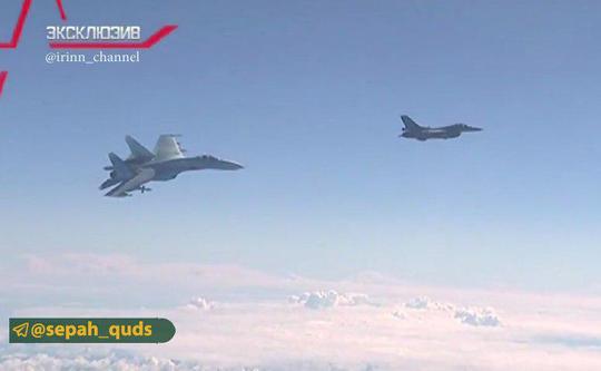 رویارویی سوخو 35 روسی و F-22 آمریکایی در سوریه
وزارت دفاع روسیه: هواپیمای F-22 امریکایی که برای دو جنگنده روسی در المیادین مزاحمت ایجاد کرده بود، توسط یک فروند سوخو 35 فراری داده شد.