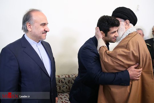 دیدار علیرضا کریمی کشتی‌گیر سرافراز با رهبر معظم انقلاب
حضرت آیت الله خامنه‌ای رهبر معظم انقلاب اسلامی در دیدار آقای علیرضا کریمی کشتی‌گیر سرافراز کشورمان در مسابقات جهانی کشتی زیر ۲۳ سال جهان و خانواده‌ی او، از خودگذشتگی و عزت‌آفرینی این پهلوان جوان را مورد تجلیل و تقدیر قرار دادند.