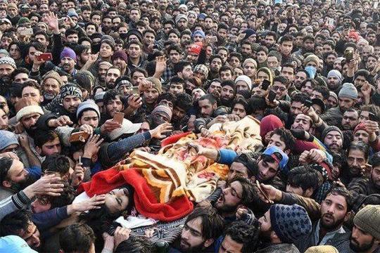  تیراندازی نیروهای هندی به معترضین کشمیر منجر به کشته شدن ۳ غیر نظامی و زخمی شدن ۱۲ تن دیگر شد.