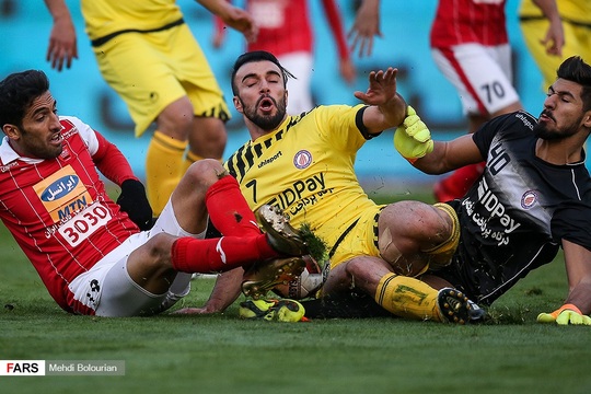 در ادامه هفته هجدهم لیگ برتر از ساعت ۱۶:۳۰ جمعه پانزدهم دی ماه در ورزشگاه خالی از تماشاگر آزادی پرسپولیس و نفت تهران بازی خود را آغاز کردند. پرسپولیس به حکم کمیته انضباطی از داشتن تماشاگر محروم بود.این بازی با تساوی بدون گل به پایان رسید.