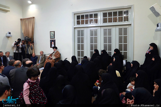 دیدار جمعی از خانواده‌های شهدا با رهبر معظم انقلاب
در ادامه دیدارهای هفتگی رهبر معظم انقلاب اسلامی با خانواده‌های معزز شهیدان، ظهر امروز جمعی از خانواده‌های شهدای دوران دفاع مقدس با حضرت آیت‌الله خامنه‌ای دیدار کردند.