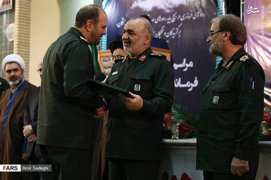 تکریم و معارفه فرمانده سپاه عاشورا
 /مراسم تکریم و تجلیل از خدمات سردار غلام‌عسگر کریمیان فرمانده سابق و معارفه سردار سرتی‍پ‌دوم عابدین خرم فرمانده جدید سپاه عاشورا با حضور جانشین فرمانده سپاه پاسداران انقلاب اسلامی در حسینیه لشکر عاشورای تبریز برگزار شد.
