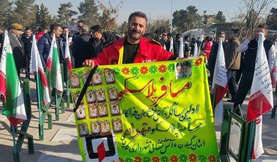  آتش‌نشان گیلانی برای رسیدن به نخستین سالگرد شهدای آتش‌نشان حادثه پلاسکو ۴۰۰ کیلومتر را طی ۱۶ روز پیاده آمد./

در اثر آتش‌سوزی و ریزش ساختمان پلاسکو در سی‌ام دیماه ۱۳۹۵، شانزده نفر از آتش‌نشانان شجاع تهران که برای مهار حریق در این ساختمان به سر می‌بردند به درجه رفیع شهادت نائل آمدند.
پیکر آنان و 6 نفر از خدمه ساختمان پلاسکو پس از 9 روز تلاش و آواربرداری کشف شد. مراسم تشییع شهدای آتش‌نشان صبح روز دوشنبه ۱۱ بهمن در تهران برگزار و پیکر آنان در قطعه 50 بهشت زهرا به خاک سپرده شد.
