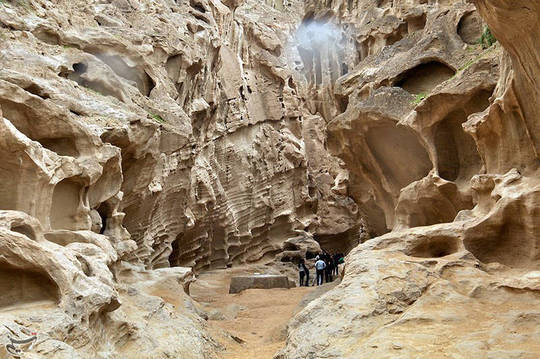منطقه‌ای شگفت‌انگیز در قلب خلیج فارس
تنگه شگفت انگیز “چاهکوه” در روستای چاهوی شرقی جزیره قشم،با حفره ها و دالان ها و اشکال اعجاب آور در دیواره های خود بیننده را مبهوت می کند. نظیر این پدیده زمین شناسی در آلمان، انگلیس، چین، آمریکا و چند کشور دیگر وجود دارد.