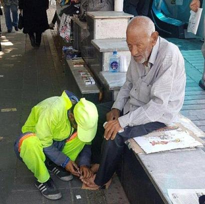  مهربانی همین نزدیکی است
پاکبانی که ناخن های پیرمرد دستفروش را می گیرد
