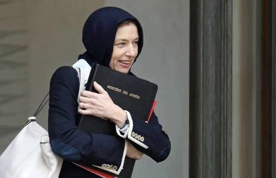 حجاب وزیر دفاع دولت فرانسه هنگام خروج از کاخ الیزه /
فلورنس پارلی وزیر دفاع فرانسه پس از پایان جلسه کابینه هفتگی که در کاخ الیزه برگزار شد با یک روسری در میان دیگر مقامات فرانسوی دیده شد.
