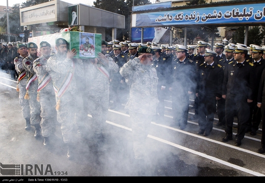 پیکر شهید«امیر باسره» دومین شهید حادثه ناوشکن دماوند، در انزلی تشییع و برای خاکسپاری در زادگاهش رشت منتقل شد.
