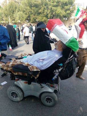 حضور جانباز دوران دفاع مقدس در راهپیمایی 22 بهمن که با تمام وجودش پای انقلاب ایستاده است.
