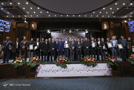سیزدهمین جشنواره قهرمانان صنعت کشور با حضور محمد شریعتمداری وزیر صنعت،معدن و تجارت کشور در مرکز همایش های صدا و سیما برگزار شد.

