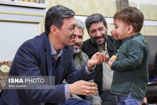 پرویز فتاح، رییس کمیته امداد امام خمینی(ره)، در سفر خود به نجف آباد اصفهان با خانواده شهید محسن حججی و اعضای کمیته امداد این شهر دیدار کرد.

