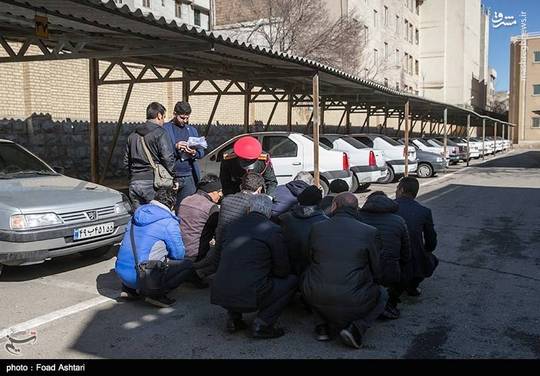 پلیس آگاهی تهران در عملیاتی، 90 نفر از دلالان و اخلالگران بازار ارز را در پایتخت دستگیر و از آنها 500 هزار قطعه اسکناس شامل انواع ارز کشف و ضبط کرد.

