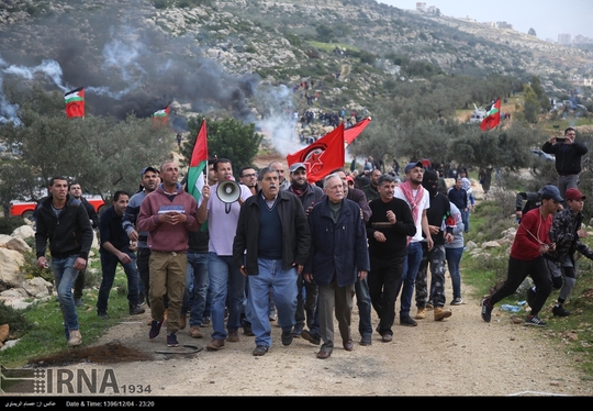  معترضان فلسطینی ساکن رام الله در کرانه باختری رود اردن پس از نماز جمعه 
 و درگیری نظامیان صهیونیستی با فلسطینیها