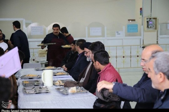 نماینده، ولی فقیه در آذربایجان شرقی از قسمت‌های مختلف دانشگاه فنی‌وحرفه‌ای تبریز بازدید کرده و ناهار را با دانشجویان این دانشگاه در سلف سرویس هم‌سفره شد.
