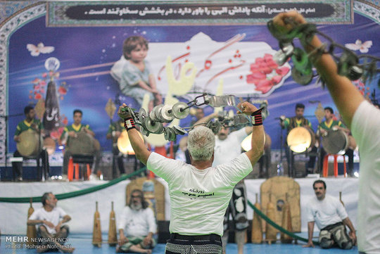جشن گلریزان با هدف جمع‌آوری کمک برای تامین لباس عید کودکان نیازمند در سالن مخابرات بیرجند برگزار شد.
