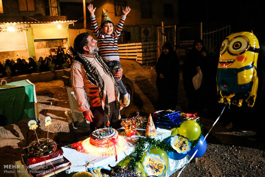 جمعی از جوانان انقلابی اهواز در حاشیه برگزاری نمایش «رزمی، فرهنگی، بصیرتی» ستارگان زمینی برای «بنیامین» فرزند خردسال شهید ناصر مسلمی سواری، نخستین مدافع حرم حضرت زینب(س) جشن تولد گرفتند.