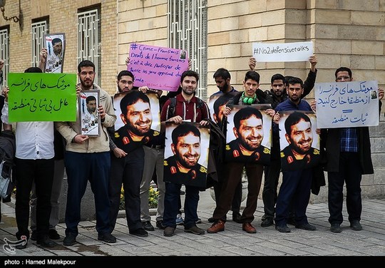 جمعی از دانشجویان در اعتراض به سفر ژان ایو لودریان وزیر امور خارجه فرانسه به ایران، مقابل درب وزارت امور خارجه تجمع کردند. وزیر امور خارجه فرانسه قبل از سفر به تهران، ایران را به وضع تحریم‌های جدید تهدید کرده بود.