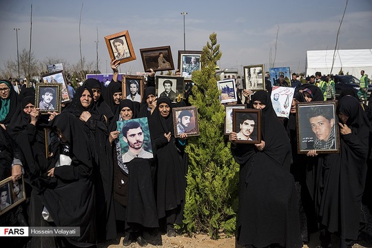 مراسم کاشت 2100 درخت به یاد شهدای مدافع حرم کشور(درخت ایثار) با حضور خانواده های معظم شهدا و ایثارگران در حرم حضرت امام خمینی(ره) برگزار شد.