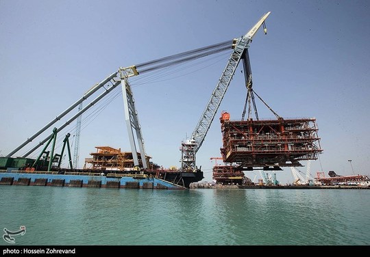 جابجایی سکوی گازی ۲۳۰۰ تنی مربوط به فازهای ۲۲-۲۴ پارس جنوبی که در فاصله ۱۰۰ کیلومتری از خشکی بروی میدان گازی پارس جنوبی به همت قرارگاه خاتم الانبیای سپاه پاسداران انقلاب اسلامی نصب و گاز را پس از استخراج به وسیله خطوط لوله به پالایشگاه جهت شیرین سازی انتقال می دهد.