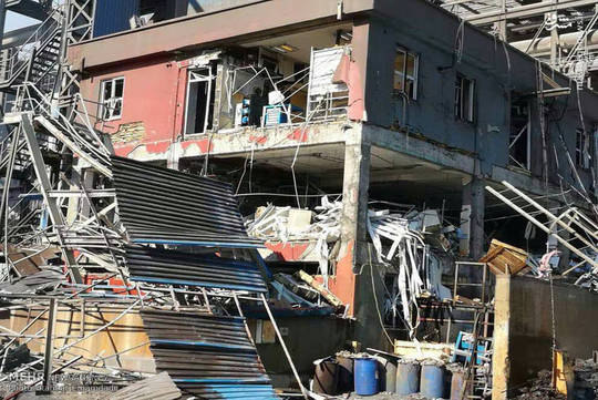
 این انفجار در یکی از ساختمان های آزمایشگاه فولاد سازی شرکت فولاد هرمزگان نشتی گاز و انفجار اتفاق افتاد.شرکت فولاد هرمزگان یکی از پیشرفته‌ترین کارخانه‌های فولاد کشور است.
علت این انفجار در دست بررسی است،در این انفجار ۴۰ درصد از آزمایشکاه آسیب دید، اما کارخانه فعال است