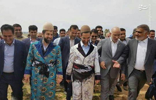 اهدا لباس محلی لری به وزیر ارتباطات و استاندار خوزستان در بخش الوار گرمسیری اندیمشک