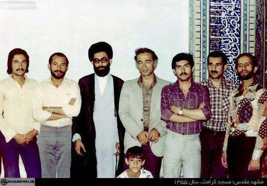 پایگاه اطلاع رسانی حفظ و نشر آثار آیت الله العظمی تصويری از رهبر انقلاب در مسجد كرامت مشهد سال ۱۳۵۵ منتشر کرد. اين تصوير پس از جلسات درس ايشان ثبت شده است.