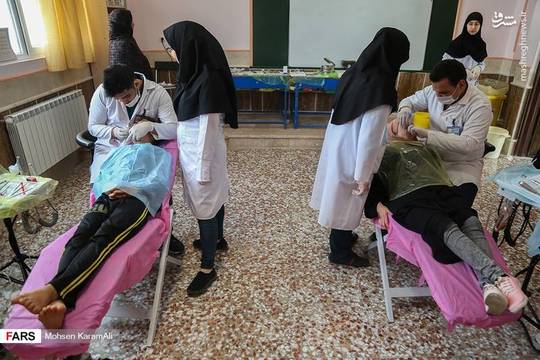 گروه جهادی سفیران سلامت بسیج دانشجویی دانشگاه علوم پزشکی قم در ایام نوروز با حضور در روستای قمرود از توابع بخش مرکزی قم به ارائه خدمات مختلف دندانپزشکی به صورت رایگان پرداختند.