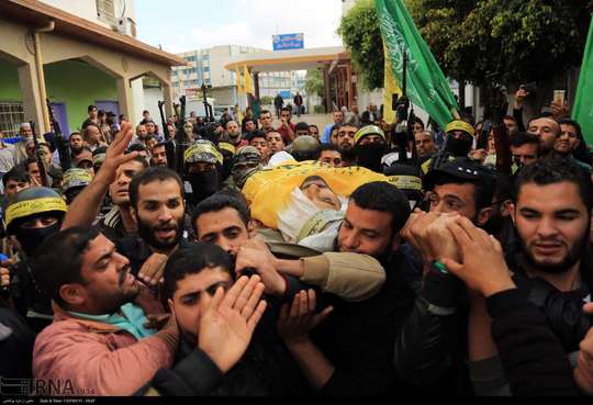  یک روز پس از راهپیمایی بزرگ «بازگشت» در غزه که به شهادت 16 فلسطینی انجامید، ساکنان این منطقه پیکر شهدای خود را تشییع و به خاک سپردند.