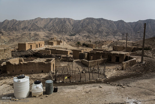 زندگی در روستاهای بخش بوشکان شهرستان دشتستان بوشهر زیر تیغ محرومیت در حال کمرنگ شدن است. آب در منطقه تنگ‌خون و روستاهای ارغون ارزشی صد چندان و برابر با زندگی انسان دارد، روستاییان تنها از نعمت برق برخوردارند و راه‌های رسیدن به روستا تنها تا نیمه آسفالت است، آنها پس از پیمودن کیلومترها راه شوسه به جاده‌ی اصلی می‌رسند.
